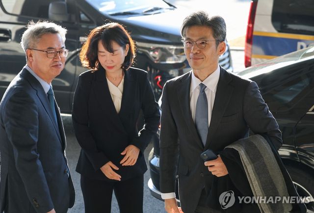 출근하는 박철우 신임 중앙지검장