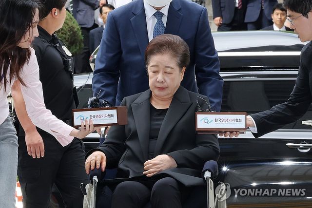 두 눈 꼭 감은 한학자 통일교 총재