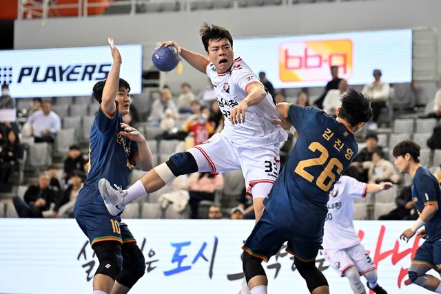 22일 인천도시공사와 경기에서 슛을 던지는 하남시청 김재순. 