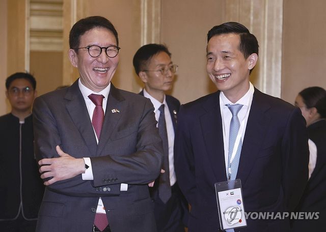 대화하는 허용수 사장과 김동관 부회장