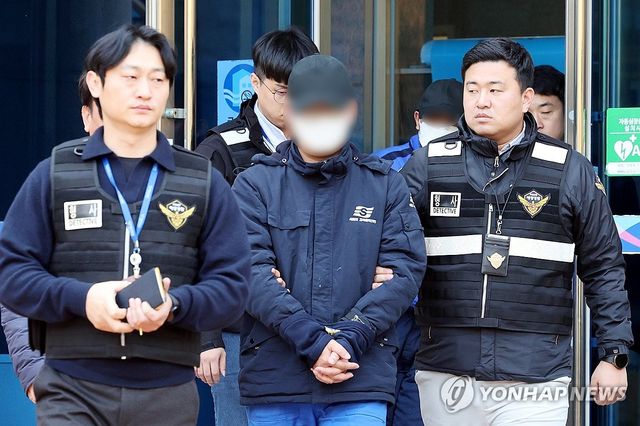 영장실질심사 마친 '여객선 좌초' 항해사·조타수