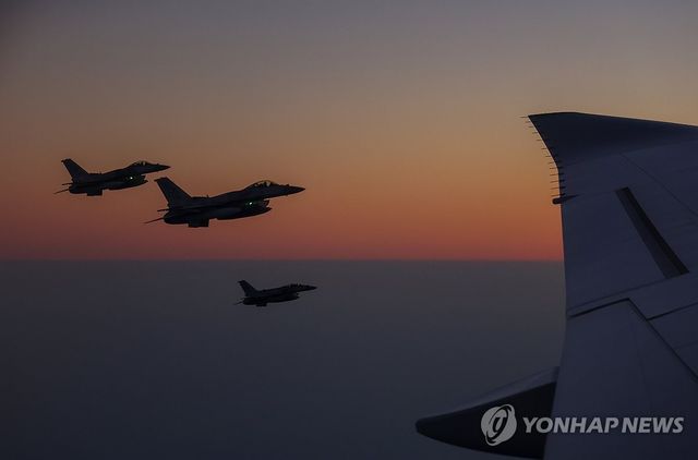 공군 1호기 호위 비행하는 UAE 전투기
