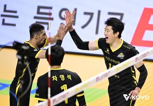 KB손해보험의 나경복(오른쪽)과 야쿱