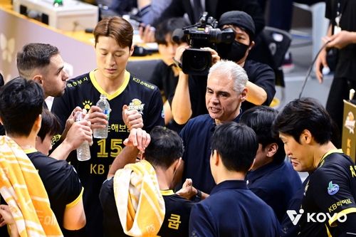 레오나르도 감독의 작전 지시를 듣는 KB손보 선수들