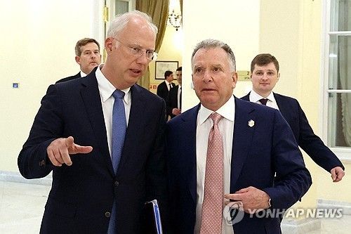 드미트리예프 특사(왼쪽)와 미국 위트코프 특사