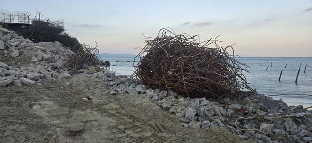 백령도 하늬해변에 방치된 폐기물
