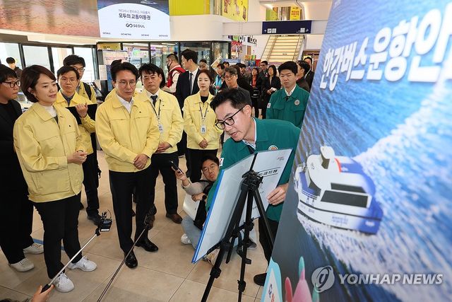 김민석 국무총리, 한강버스 뚝섬 선착장 점검