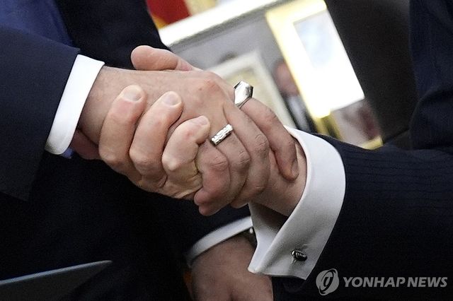 두 손 맞잡은 맘다니, 트럼프