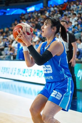 슛하는 우리은행 김단비