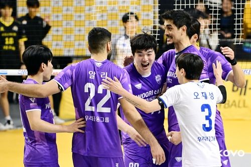 득점 후 기뻐하는 우리카드 선수들