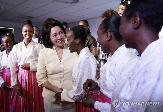 김혜경 여사, 주남아공한국문화원 방문