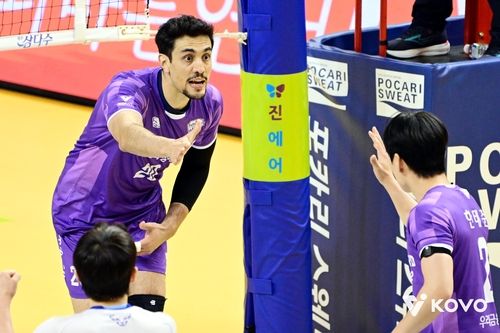 득점 후 하이파이브 하는 우리카드의 아라우조(왼쪽)