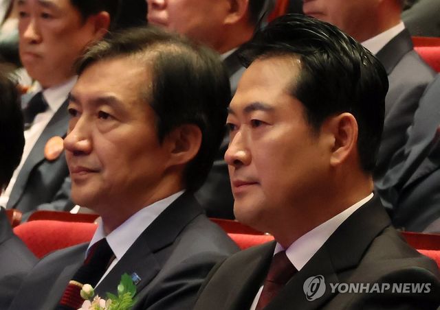 장동혁 국민의힘 대표(오른쪽)와 조국 전 조국혁신당 비상대책위원장