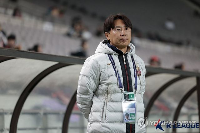 경기 지켜보는 김기동 감독