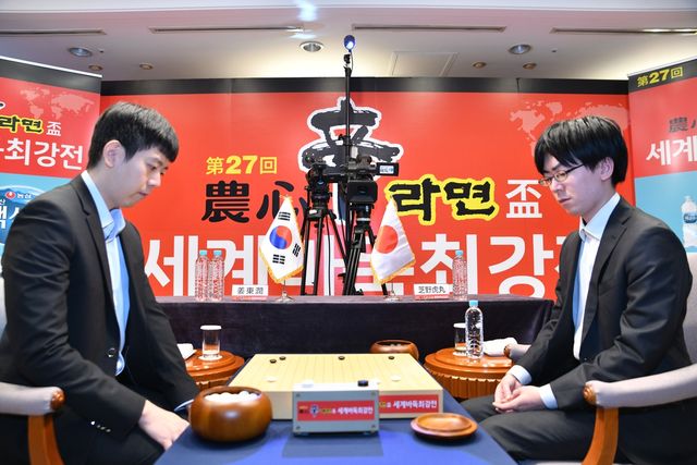 강동윤(왼쪽) 9단이 시바노 도라마루 9단에게 패했다.