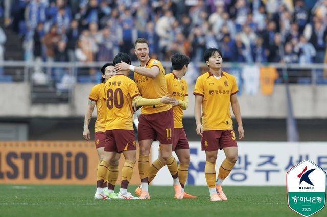 광주 동료들과 골 세리머니 하는 프리드욘슨(11번).