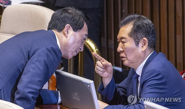 송언석 교섭단체 대표 연설듣다 수석대변인 호출한 정청래 대표