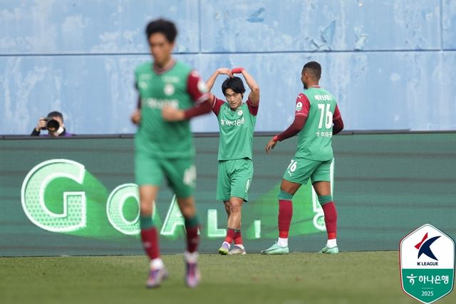 대전 강윤성(가운데)의 골 세리머니 모습.