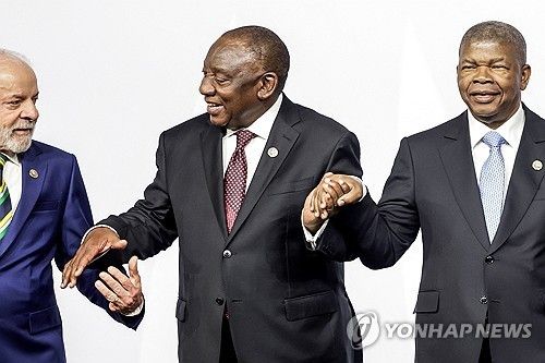 기념촬영하며 손 잡는 브라질, 남아공, 앙골라 정상