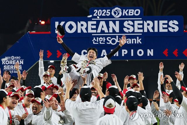 주장 박해민 헹가래 치는 LG 선수들