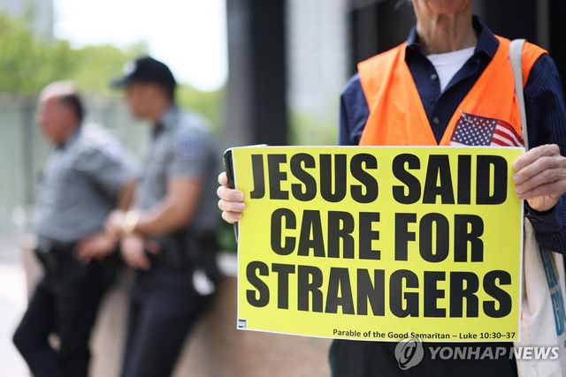 도널드 트럼프 행정부 이민자 추방 정책 반대하는 시위대의 모습