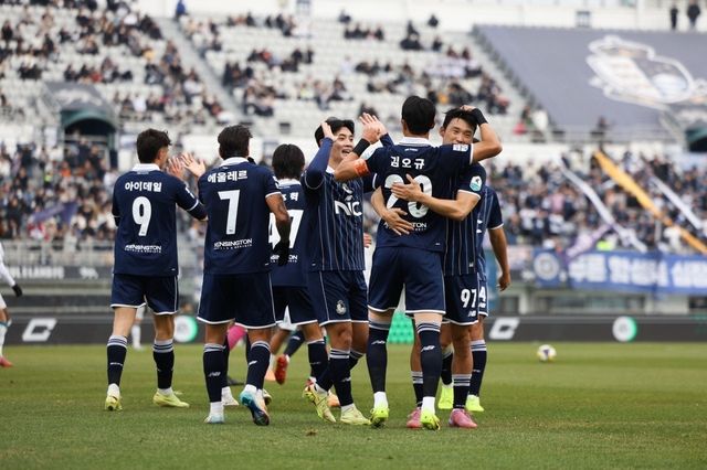 김오규가 팀의 두 번째 골 넣자 기뻐하는 서울 이랜드 선수들