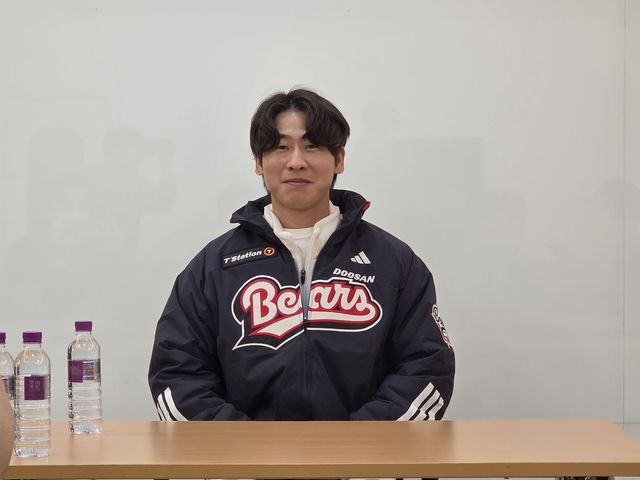 인터뷰하는 '두산' 박찬호