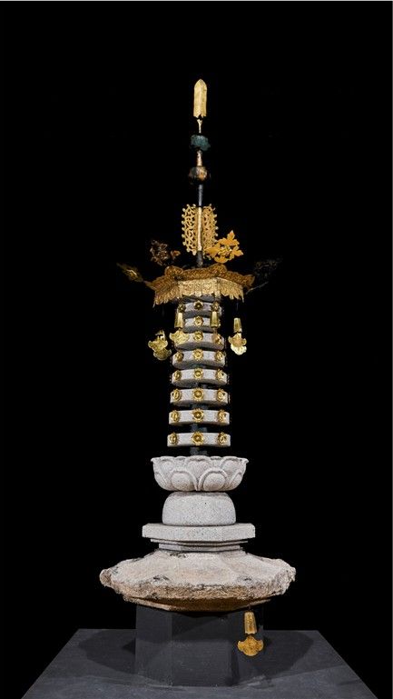 월정사 팔각 구층석탑 상륜부 및 금속장엄물 전시 모습