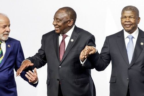 기념촬영하며 손 잡는 브라질, 남아공, 앙골라 정상