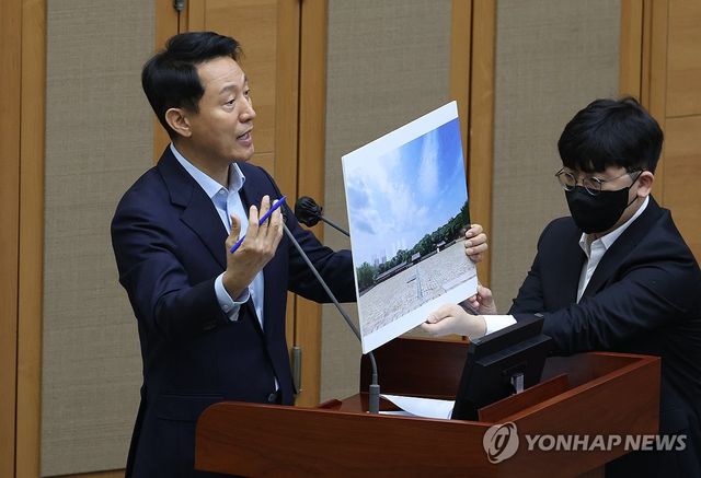 세운4구역 재개발과 종묘 관련 자료 든 오세훈 서울시장