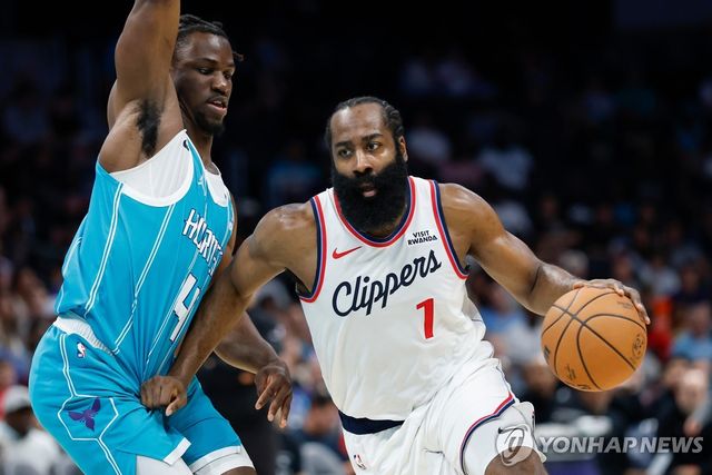 제임스 하든(오른쪽)의 돌파