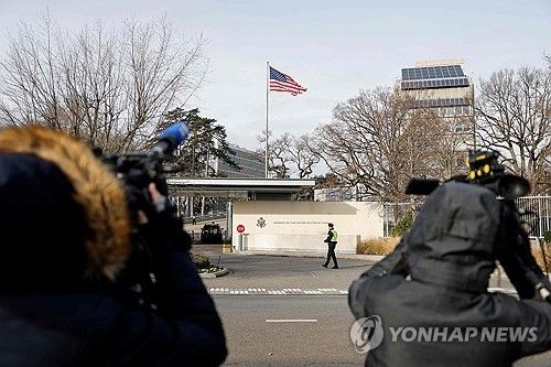 스위스 제네바의 미국 대사관 앞에 모여있는 기자들