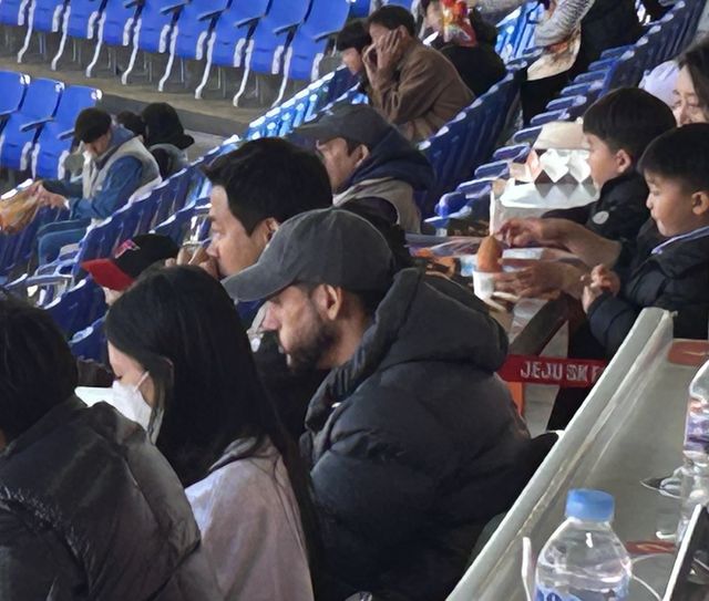 관중석에서 경기를 지켜보는 대구 세징야