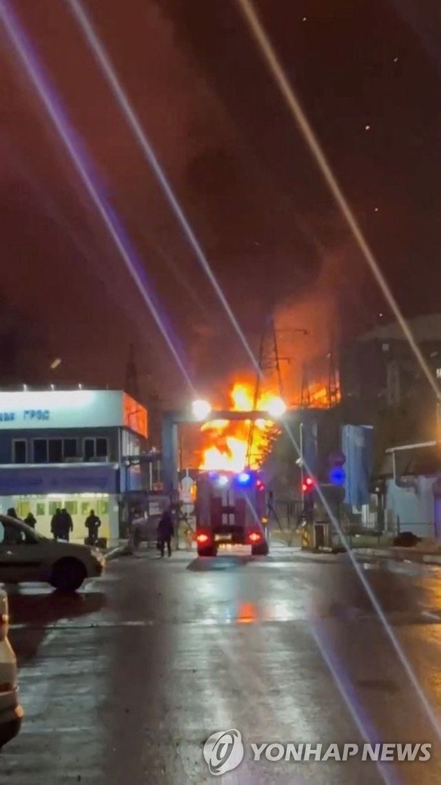 23일 우크라이나 드론의 공격을 받아 화재가 발생한 러시아 샤투라 발전소 주변에서 불길과 연기가 치솟는 모습.[로이터=연합뉴스. 재판매 및 DB 금지]