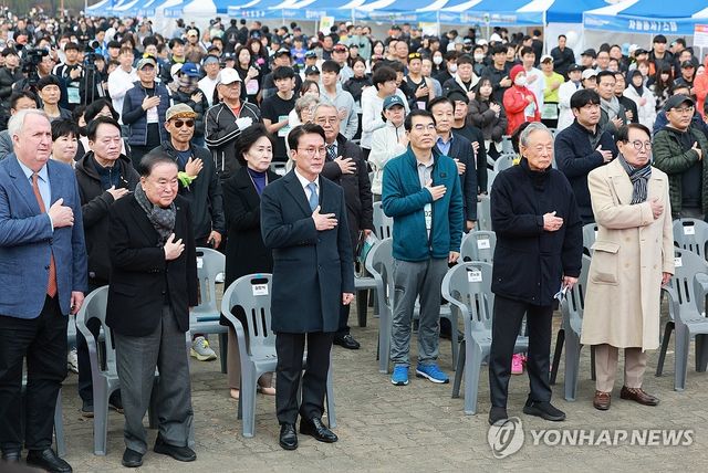 국기에 경례하는 김민석 국무총리