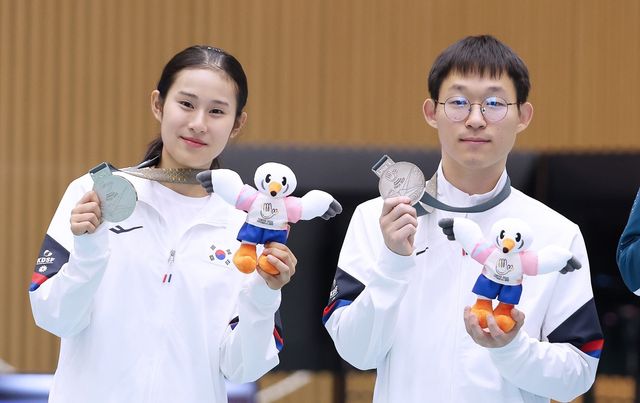 도쿄 데플림픽 태권도 품새 페어 2위에 오른 정혜근과 이수빈