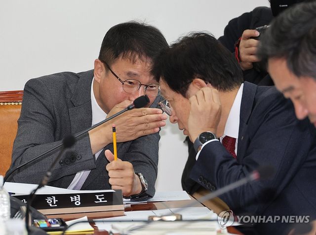 대화하는 한병도 소위원장-박형수 간사