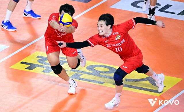 필사적으로 공을 쫓아간 한국전력 김정호(오른쪽)와 서재덕