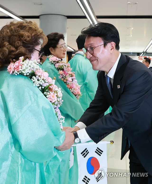 임정 요인 후손들과 인사하는 김민석 국무총리