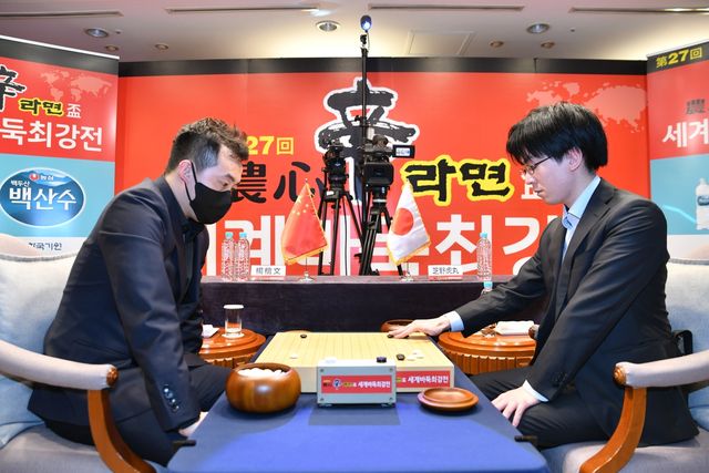 양카이원(왼쪽) 9단이 시바노 도라마루 9단을 꺾었다.