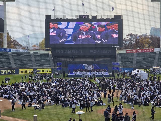 두산 팬들에게 인사하는 김원형 감독