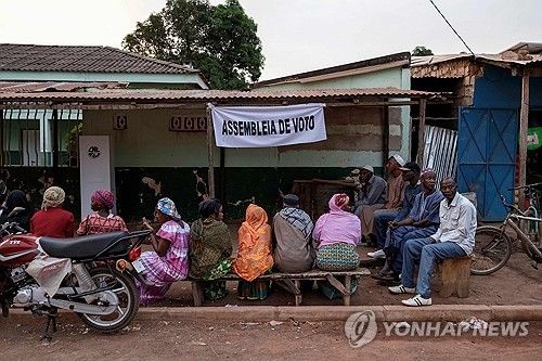투표하기 위해 기다리는 기니비사우 유권자들