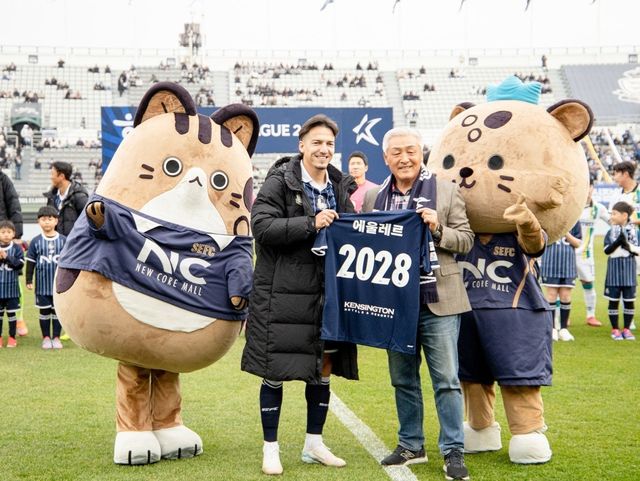 23일 안산과의 경기 전 계약 기념 촬영하는 이랜드의 에울레르(왼쪽에서 두 번째)