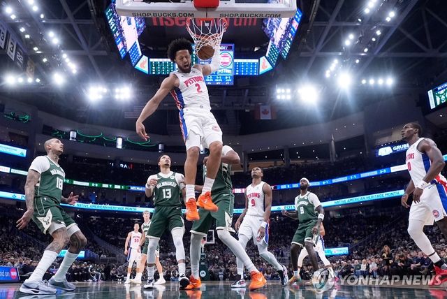 디트로이트 케이드 커닝햄의 덩크