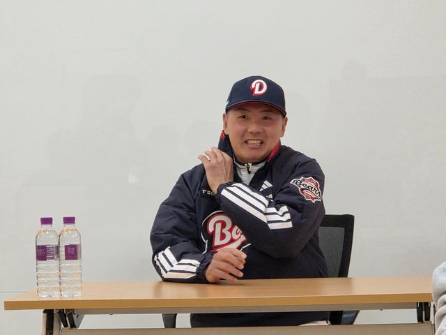 인터뷰하는 김원형 두산 감독