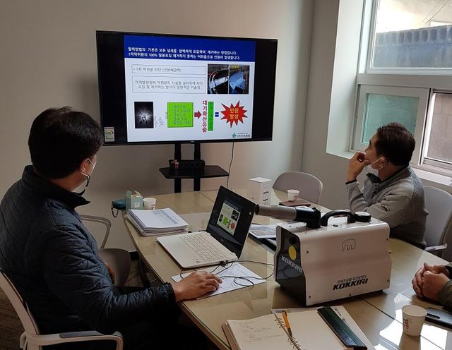 누리청정 임직원들의 회의 모습