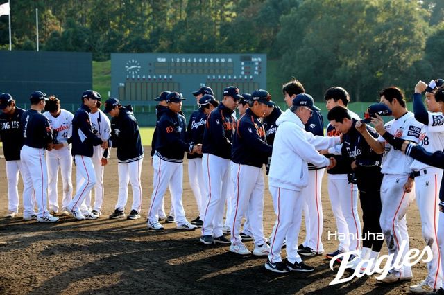 마무리 캠프를 마친 한화 선수단을 격려하는 김경문 감독