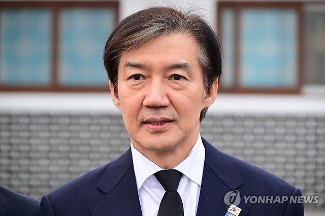 답변하는 조국 대표