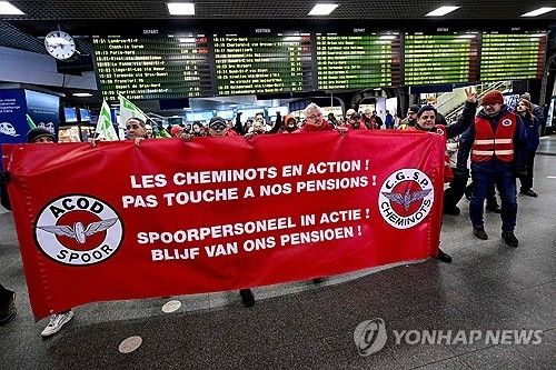 벨기에 노동자들이 24일 브뤼셀 중앙역에서 정부의 긴축 재정에 반대하는 시위를 하고있다 [AFP 연합뉴스 자료사진. 재판매 및 DB 금지] 