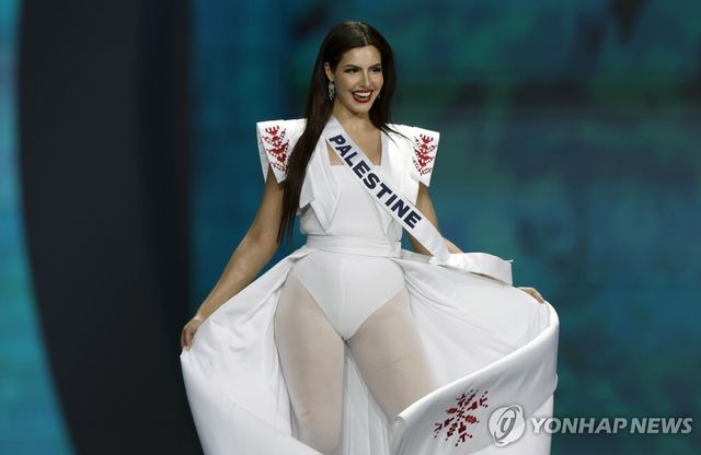 21일(현지시간) 미스 유니버스 무대에 선 미스 팔레스타인 나딘 아유브